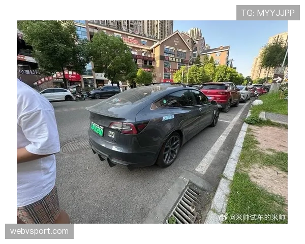 管晨辰居然开起超跑了？这生活跟他球场形象差太远了吧！